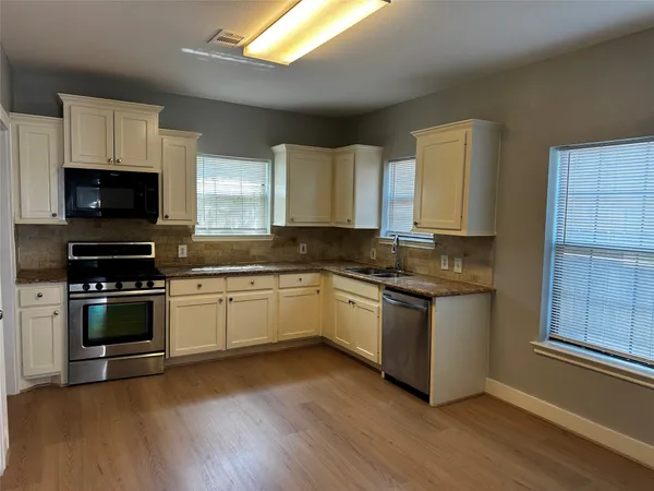 $1,950 | 2910 Wichita Street, Houston, TX 77004