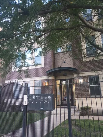 $2,000 | 5911 West Corcoran Place, Unit 1E, Chicago, IL 60644