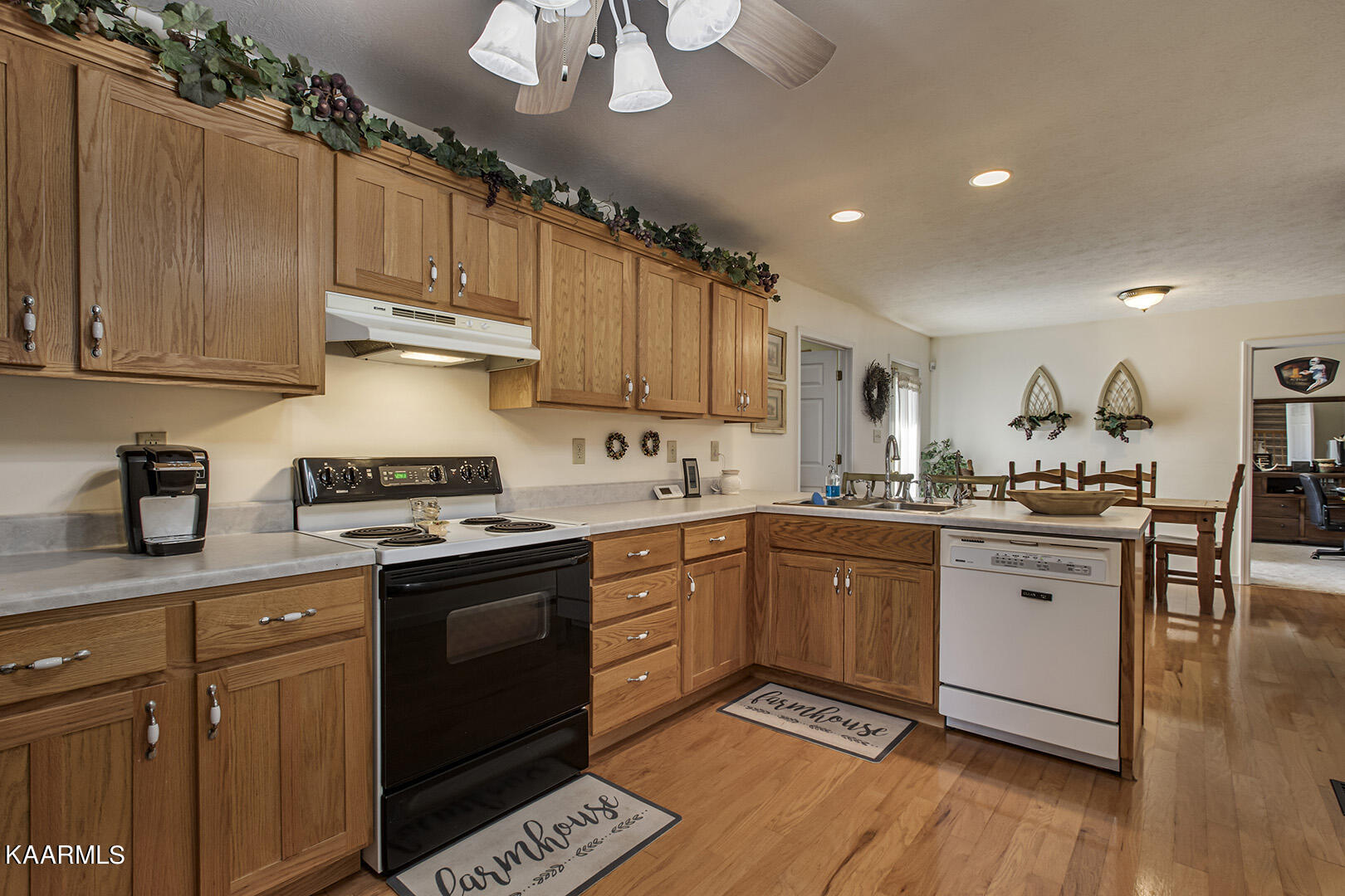 135 Songbird Lane Maynardville, TN 37807 - Photo 19 of 40 19_SongbirdLane_135_Kitchen04