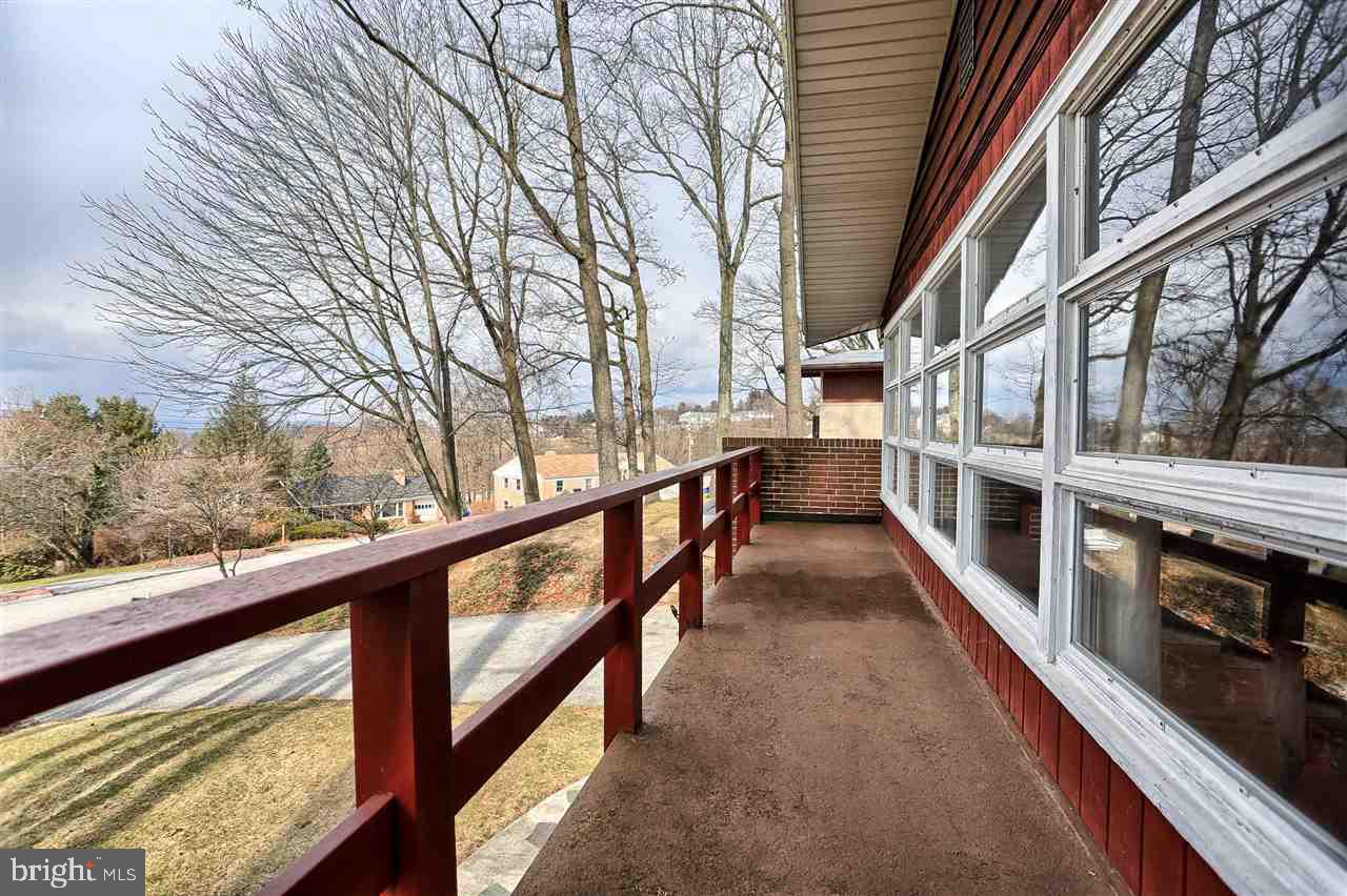 242 Greendale Road York, PA 17403 - Photo 3 of 36
