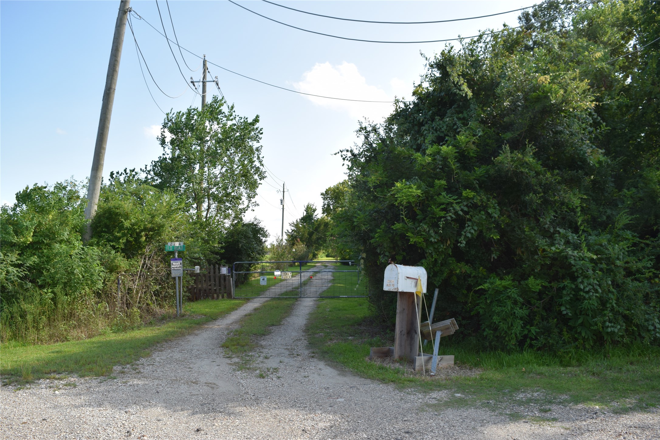 2304 Old Road Friendswood, TX 77546 - Photo 2 of 10 a backyard of a house with lots of green space