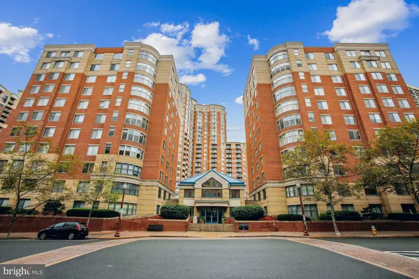 $2,900 | 3830 9th Street North, Unit 804W, Arlington, VA 22203