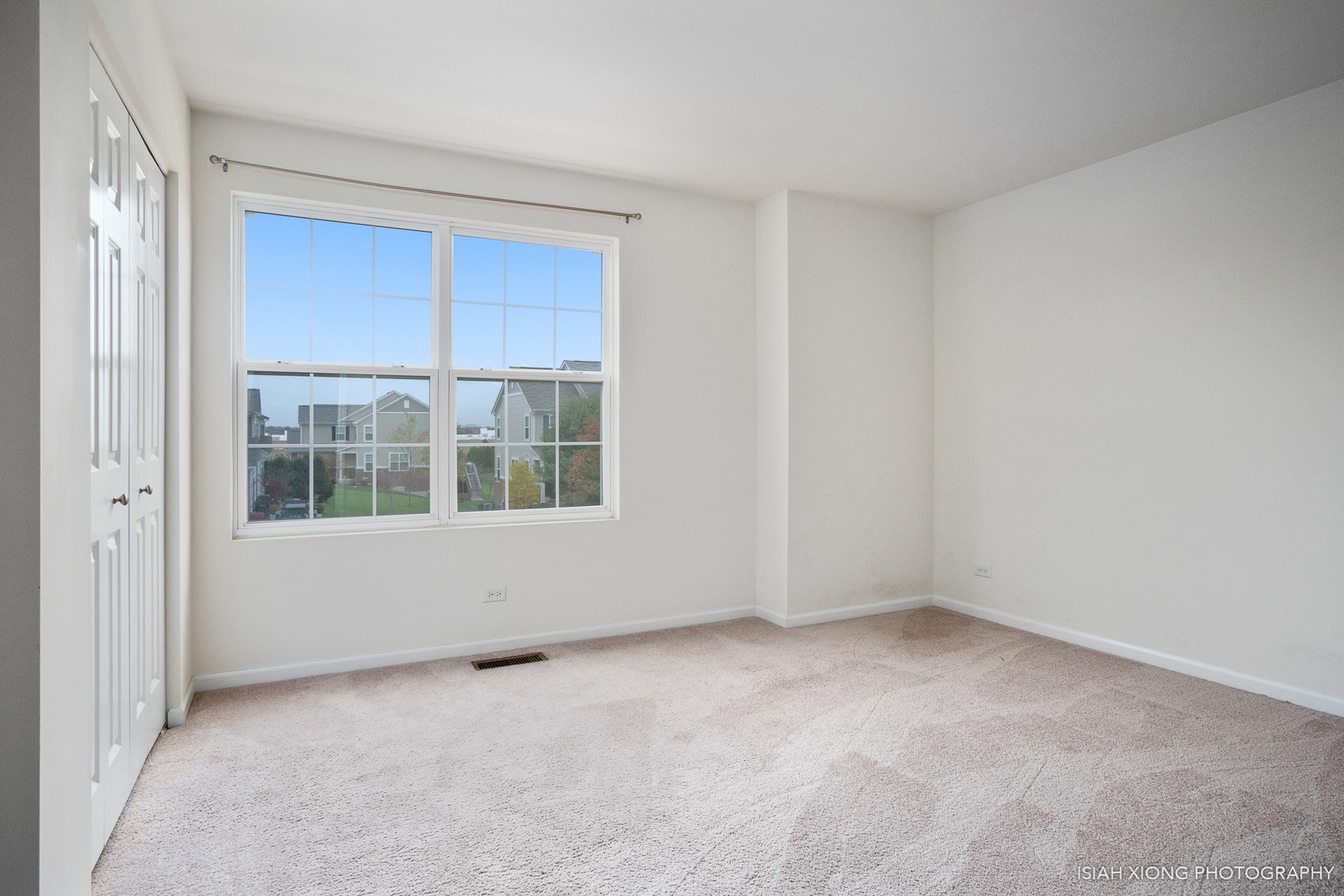 2964 Church Road Aurora, IL 60502 - Photo 12 of 16 an empty room with a window