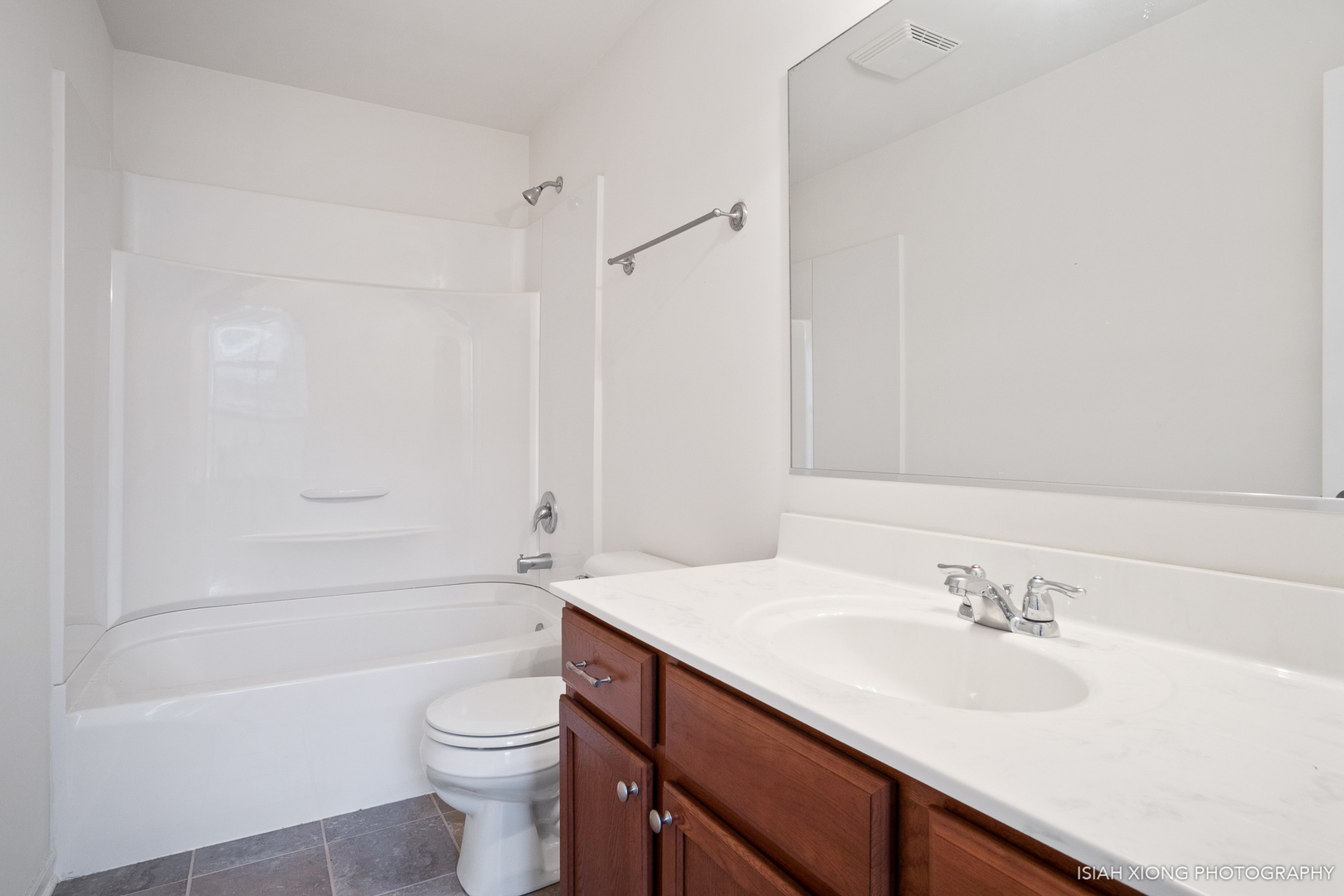 2964 Church Road Aurora, IL 60502 - Photo 13 of 16 a bathroom with a sink a toilet and a bathtub
