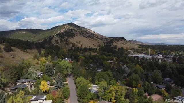 a view of a houses with a yard