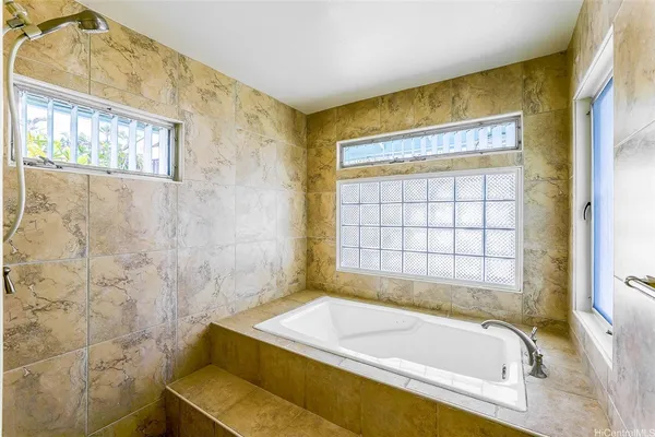 $2,400,000 | 1439 Akuleana Place, Kailua, HI 96734