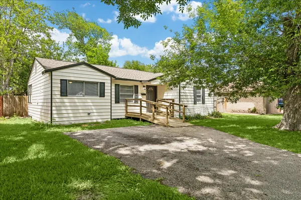 a view of a house with a yard