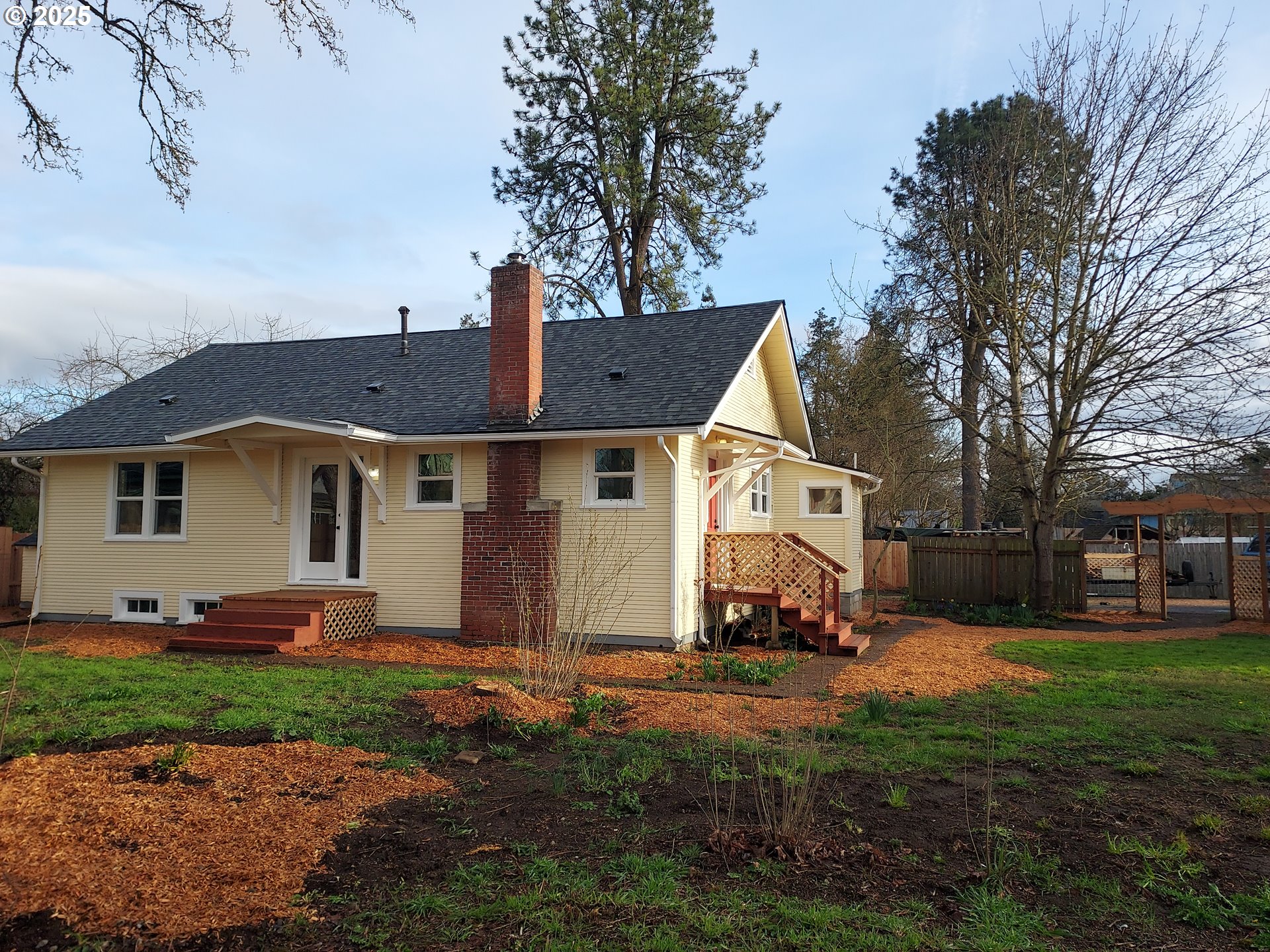 a view of a house with a yard