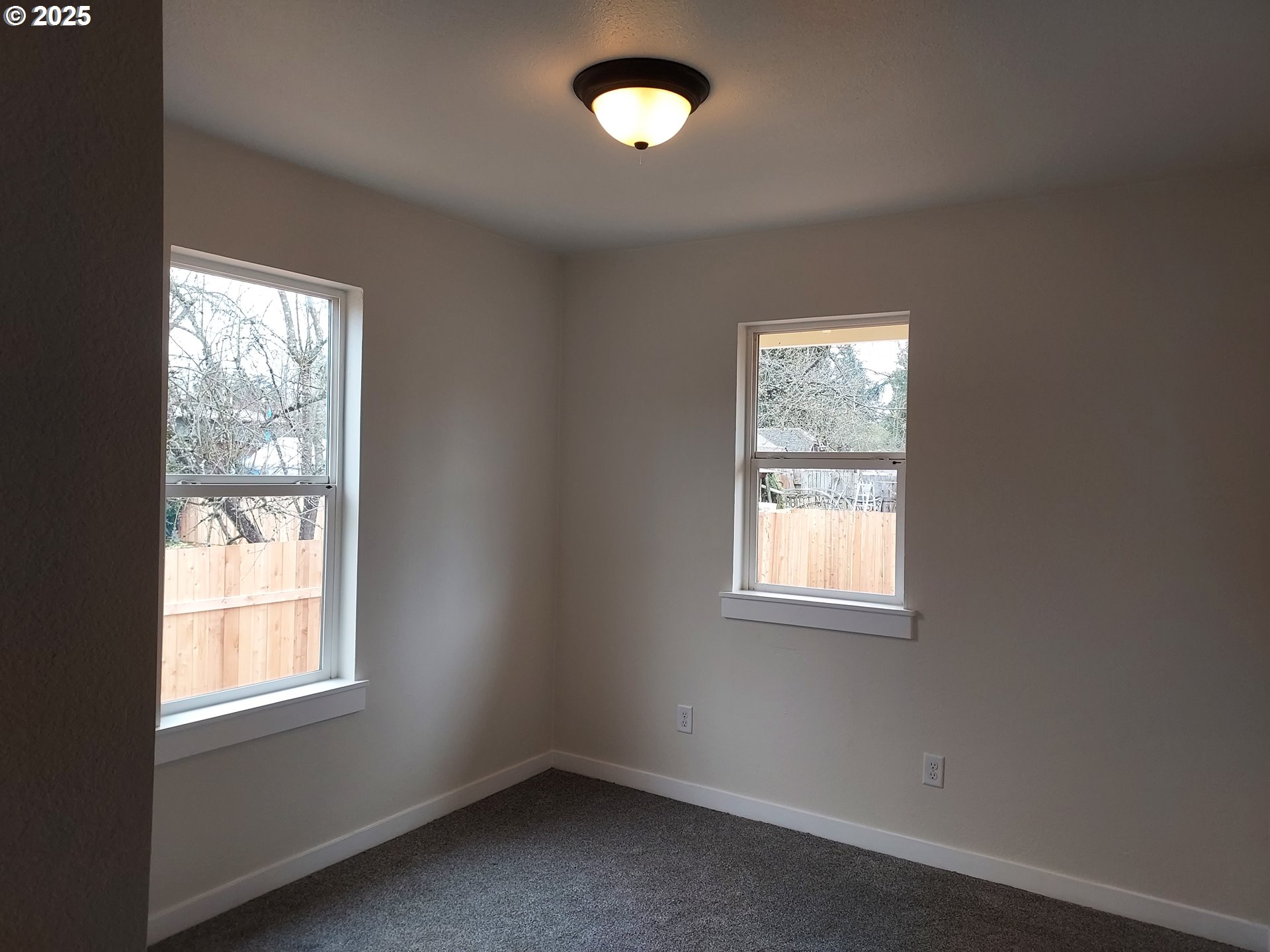 405 1/2 River Road Eugene, OR 97404 - Photo 10 of 18 an empty room with a window