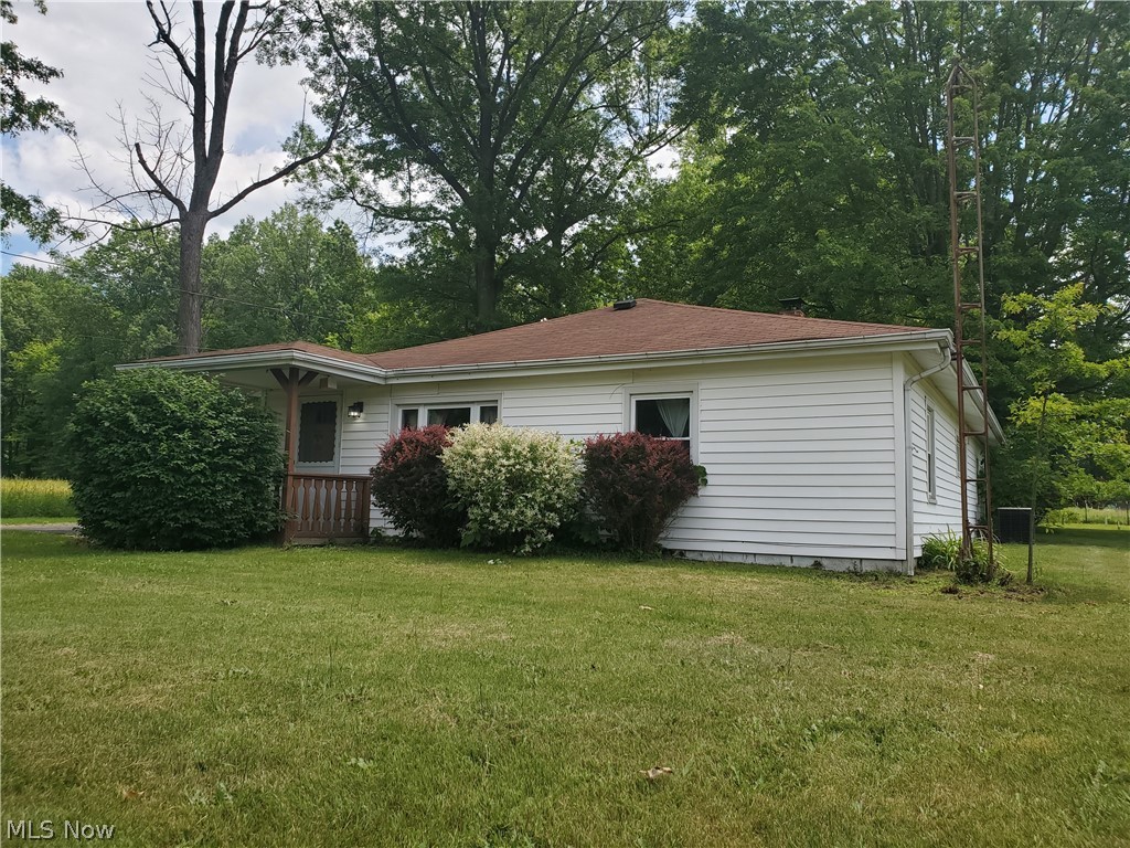 2611 Lyntz Townline Road Southwest Warren, OH 44481 - Photo 1 of 25 One story living!