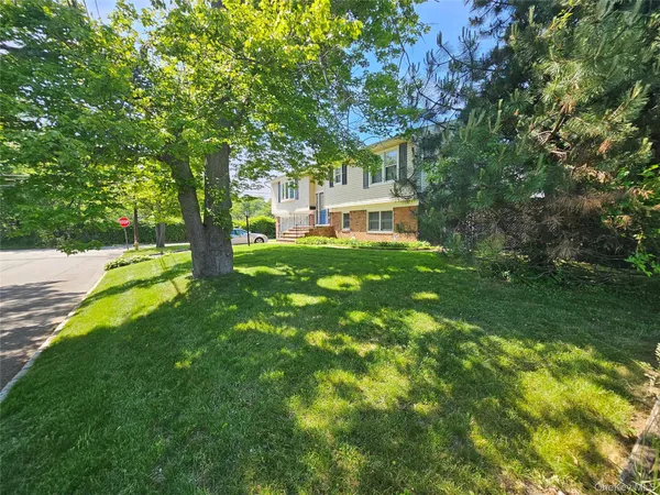 $709,999 | 5 Ireland Place, Copiague, NY 11726