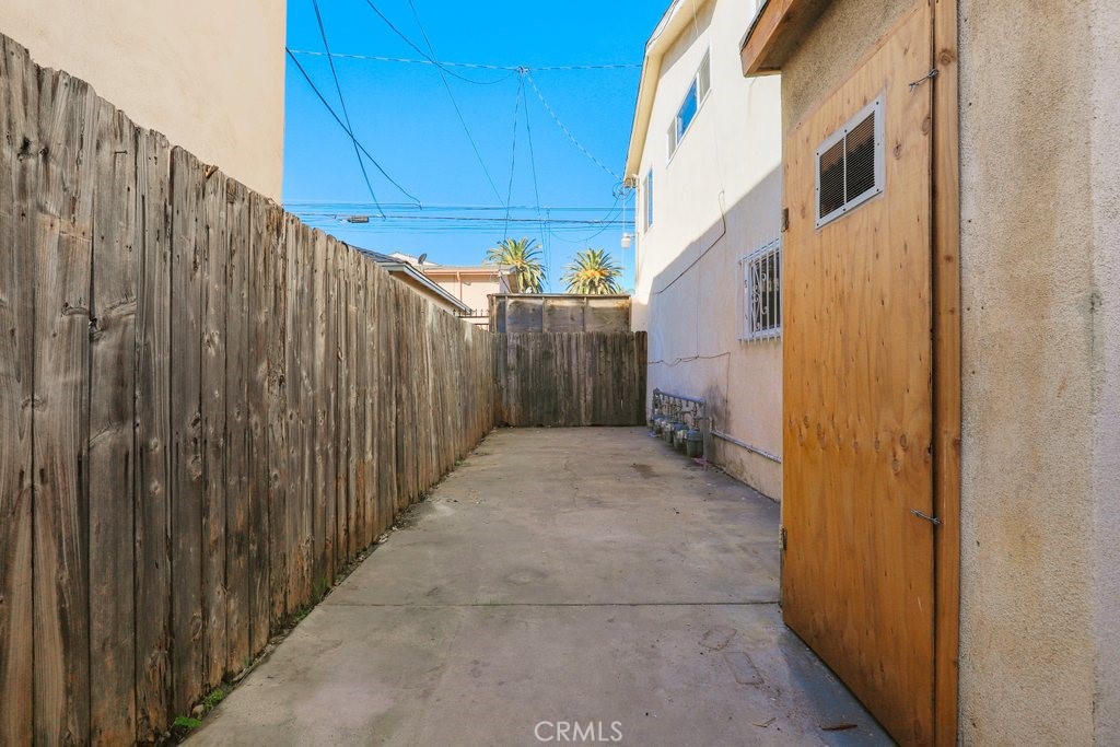 2122 East 10th Street Long Beach, CA 90804 - Photo 38 of 75 a view of a back yard of the house