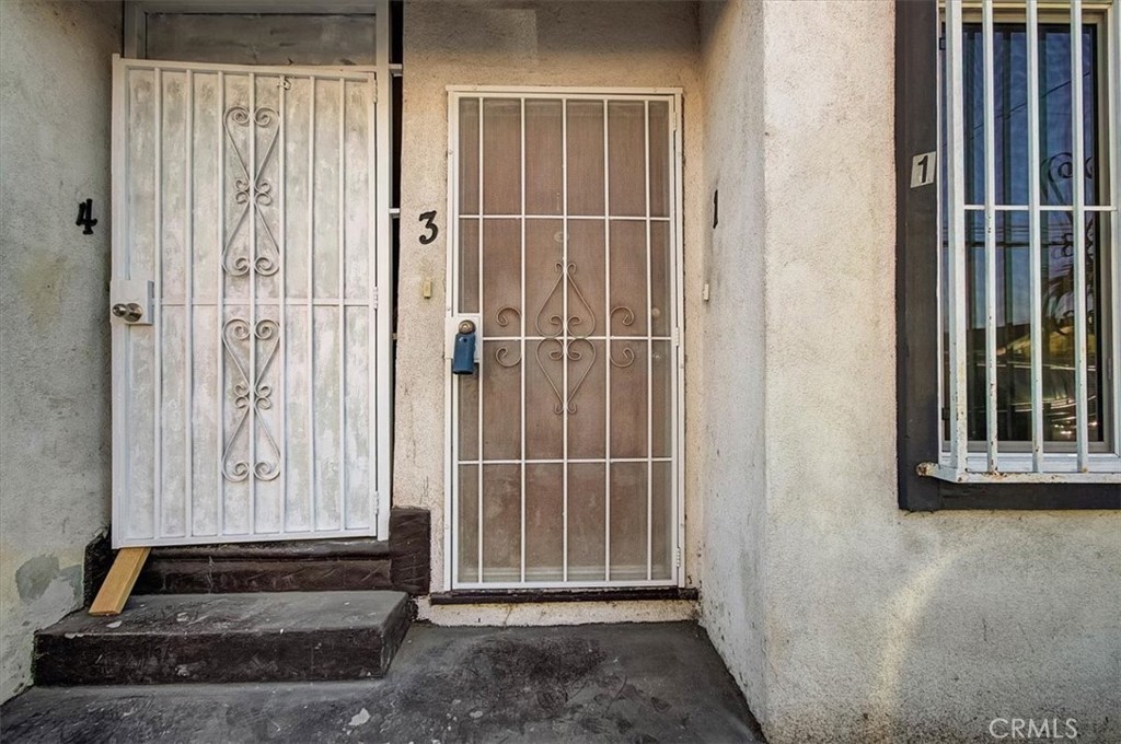 2122 East 10th Street Long Beach, CA 90804 - Photo 4 of 75 a view of a door with a door