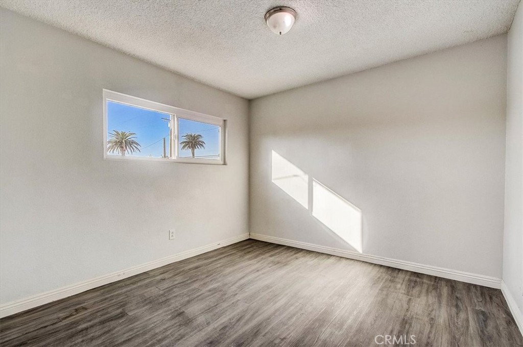 2122 East 10th Street Long Beach, CA 90804 - Photo 58 of 75 an empty room with wooden floor and windows