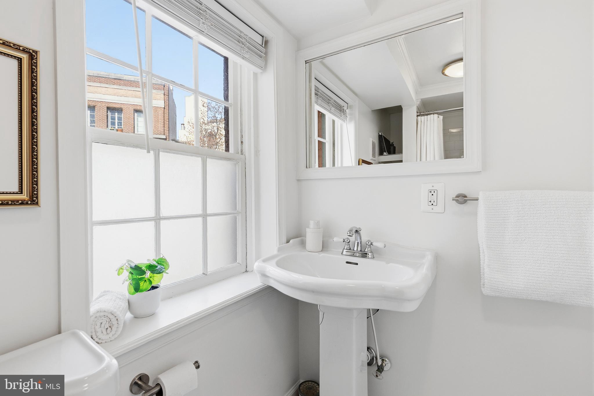 123 West Read Street Baltimore, MD 21201 - Photo 17 of 48 second floor full bath