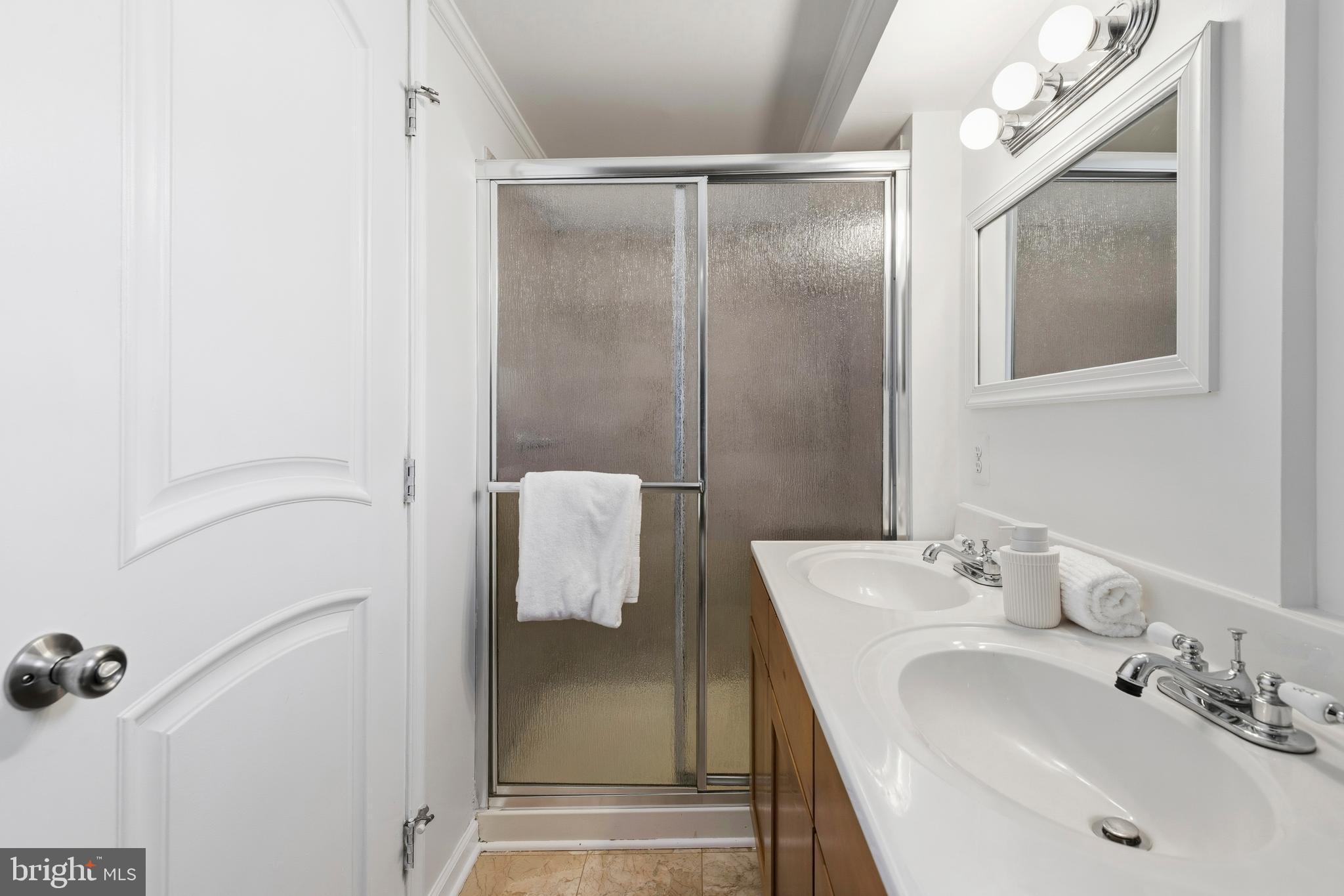 123 West Read Street Baltimore, MD 21201 - Photo 25 of 48 3rd floor bathroom