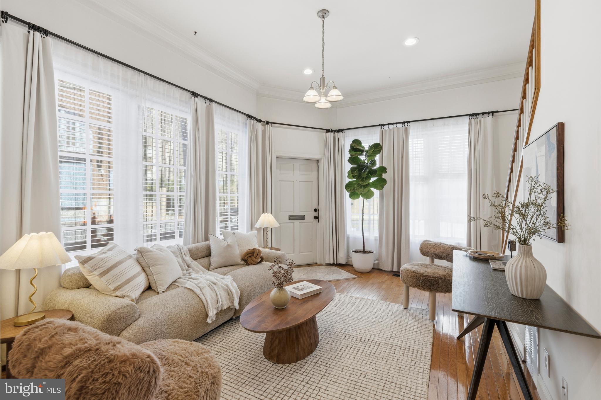 123 West Read Street Baltimore, MD 21201 - Photo 3 of 48 Bright living room with large windows