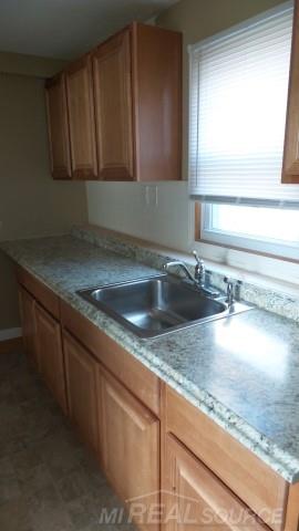 8515 Rivard Avenue Warren, MI 48089 - Photo 6 of 10