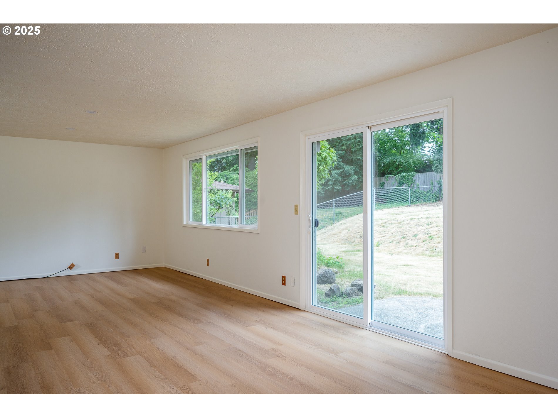 7835 Southeast Roots Road Milwaukie, OR 97267 - Photo 8 of 30 Living Room