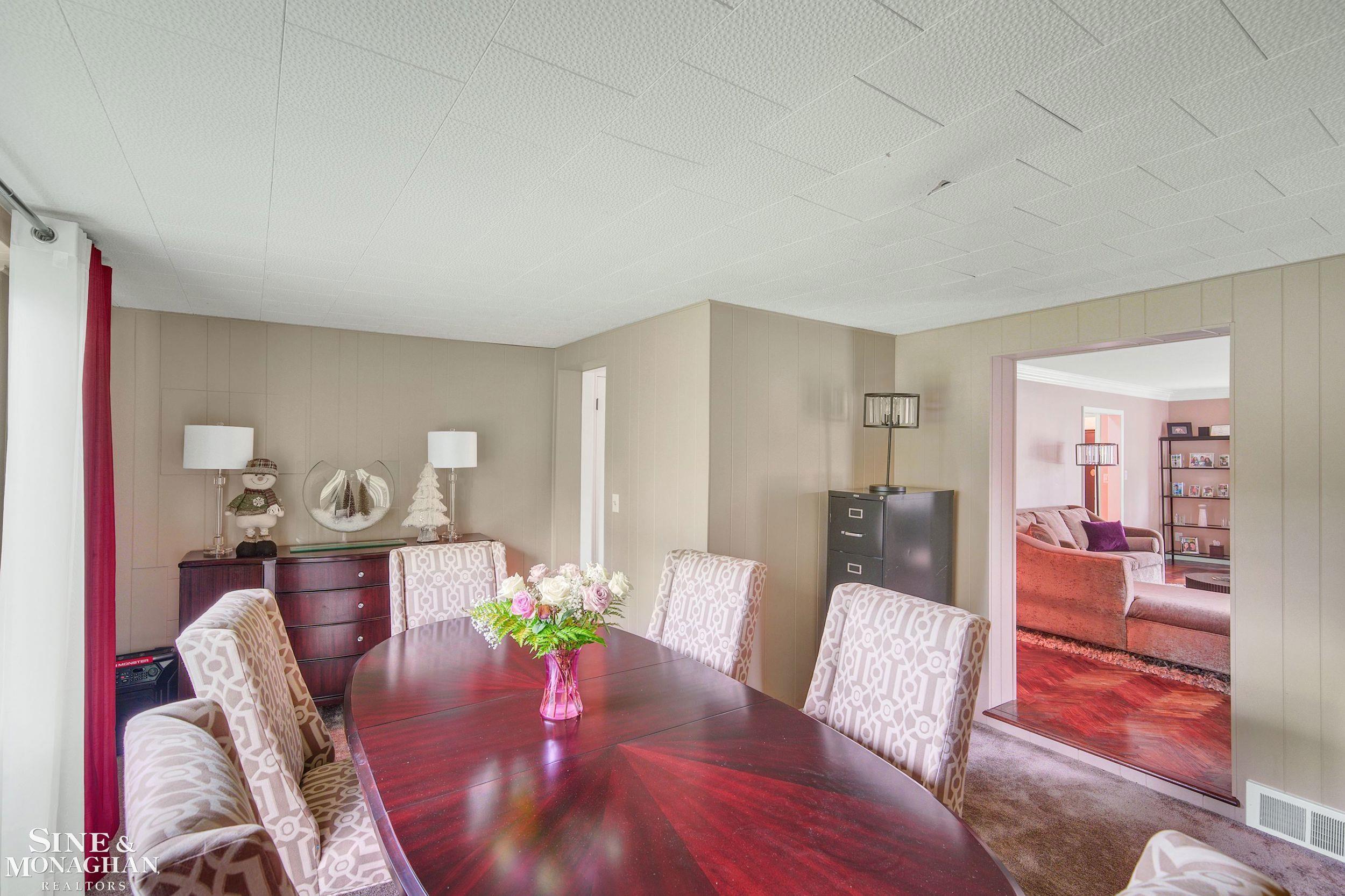 1886 Severn Road Grosse Pointe, MI 48236 - Photo 11 of 38 50147873-fe67b648-d0b9-45d3-8fd1-8f39b8b5b0de.JPG