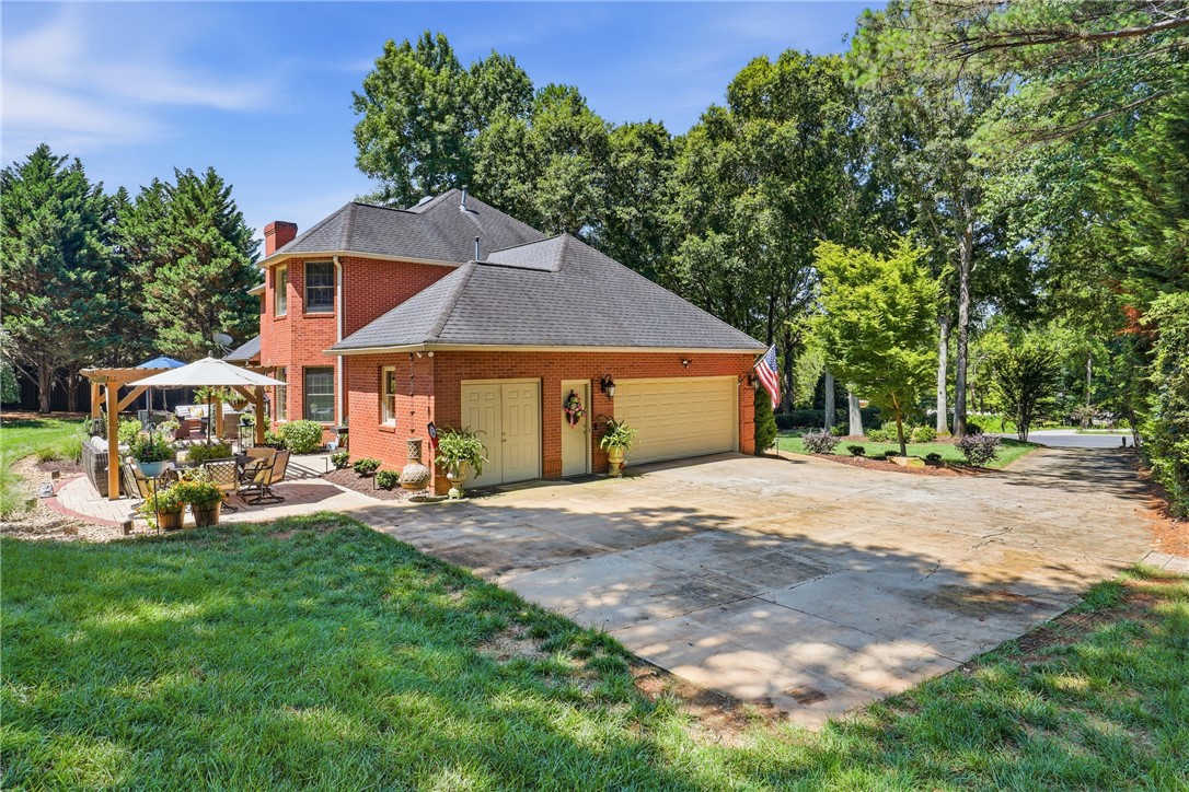 110 Hawnes Place Anderson, SC 29621 - Photo 5 of 40 Side yard
