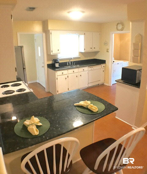 103 Vega Circle Daphne, AL 36526 - Photo 4 of 23 breakfast bar
