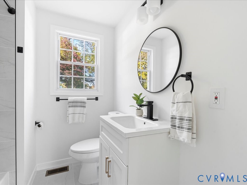 807 Hamilton Avenue Colonial Heights, VA 23834 - Photo 27 of 39 a bathroom with a toilet sink and mirror