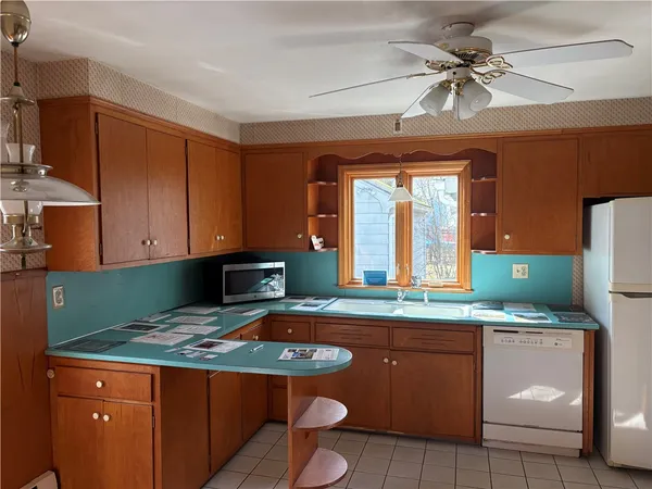 $1,100,000 | 351 County Road, Barrington, RI 02806