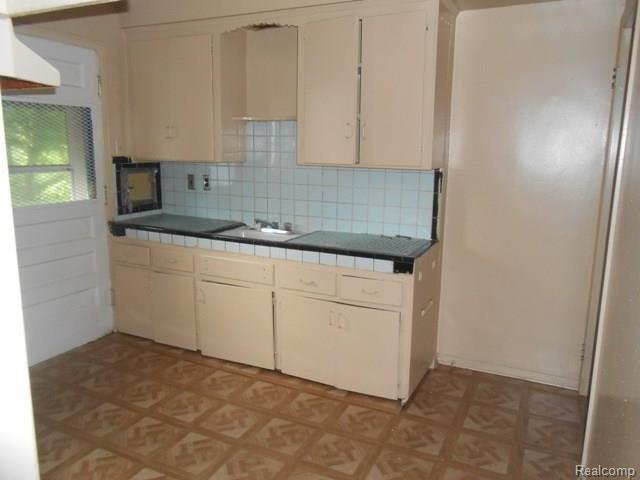 18316 Meyers Road Detroit, MI 48235 - Photo 4 of 6