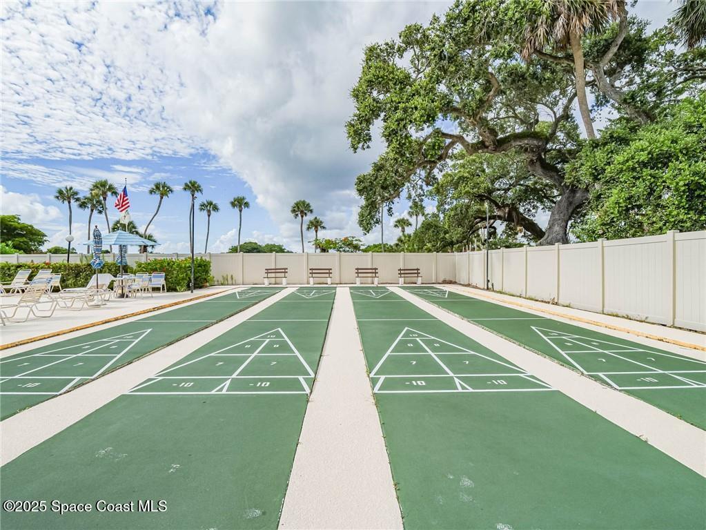 25 Pine Arbor Lane, Unit 104 Vero Beach, FL 32962 - Photo 27 of 34 a view of a basket ball ground