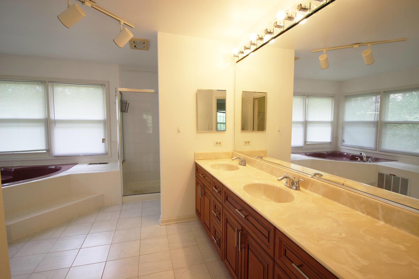 965 Harmon Boulevard Hoffman Estates, IL 60169 - Photo 9 of 15