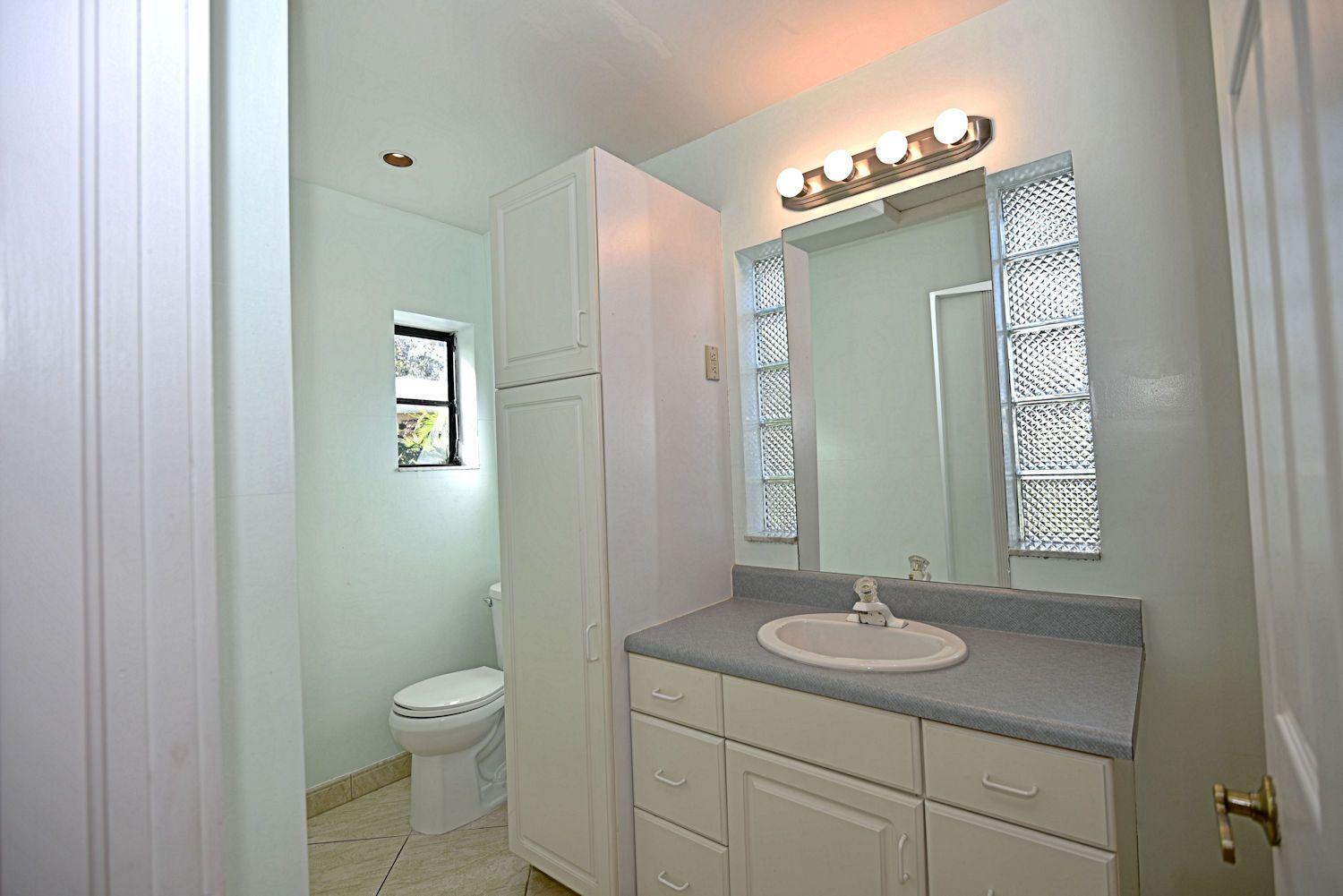 2462 Flamingo Road Palm Beach Gardens, FL 33410 - Photo 19 of 39 Bath 2