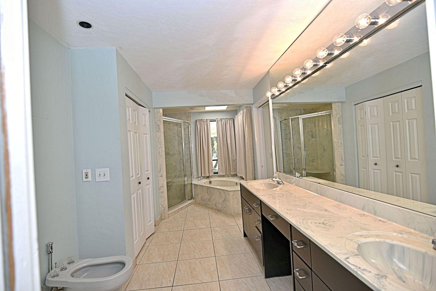 2462 Flamingo Road Palm Beach Gardens, FL 33410 - Photo 25 of 39 Main Bath