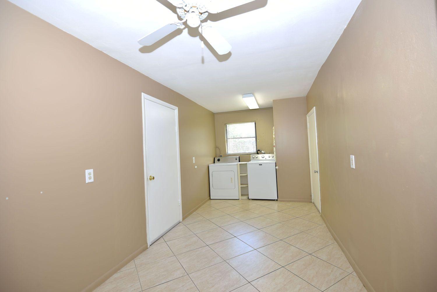 2462 Flamingo Road Palm Beach Gardens, FL 33410 - Photo 27 of 39 Laundry