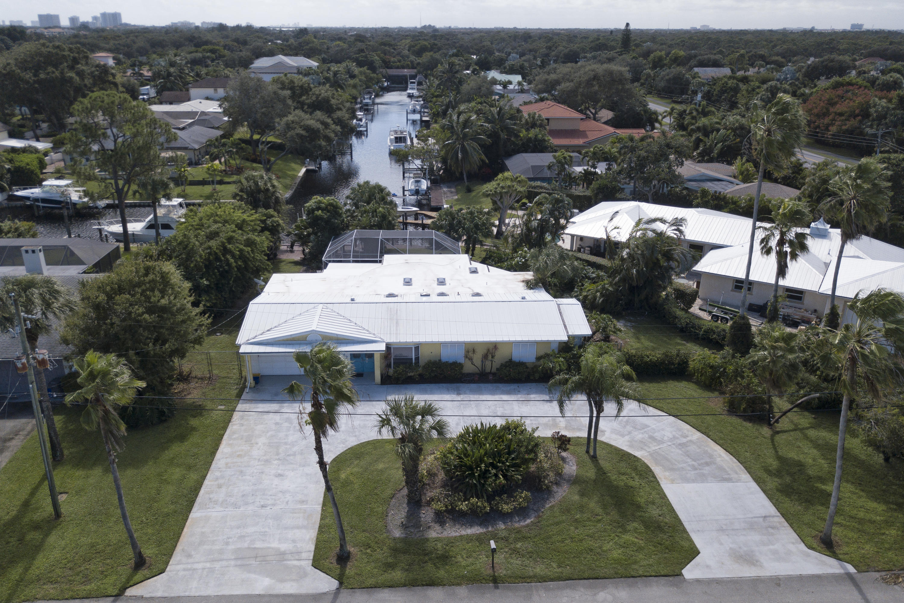2462 Flamingo Road Palm Beach Gardens, FL 33410 - Photo 4 of 39 Front view
