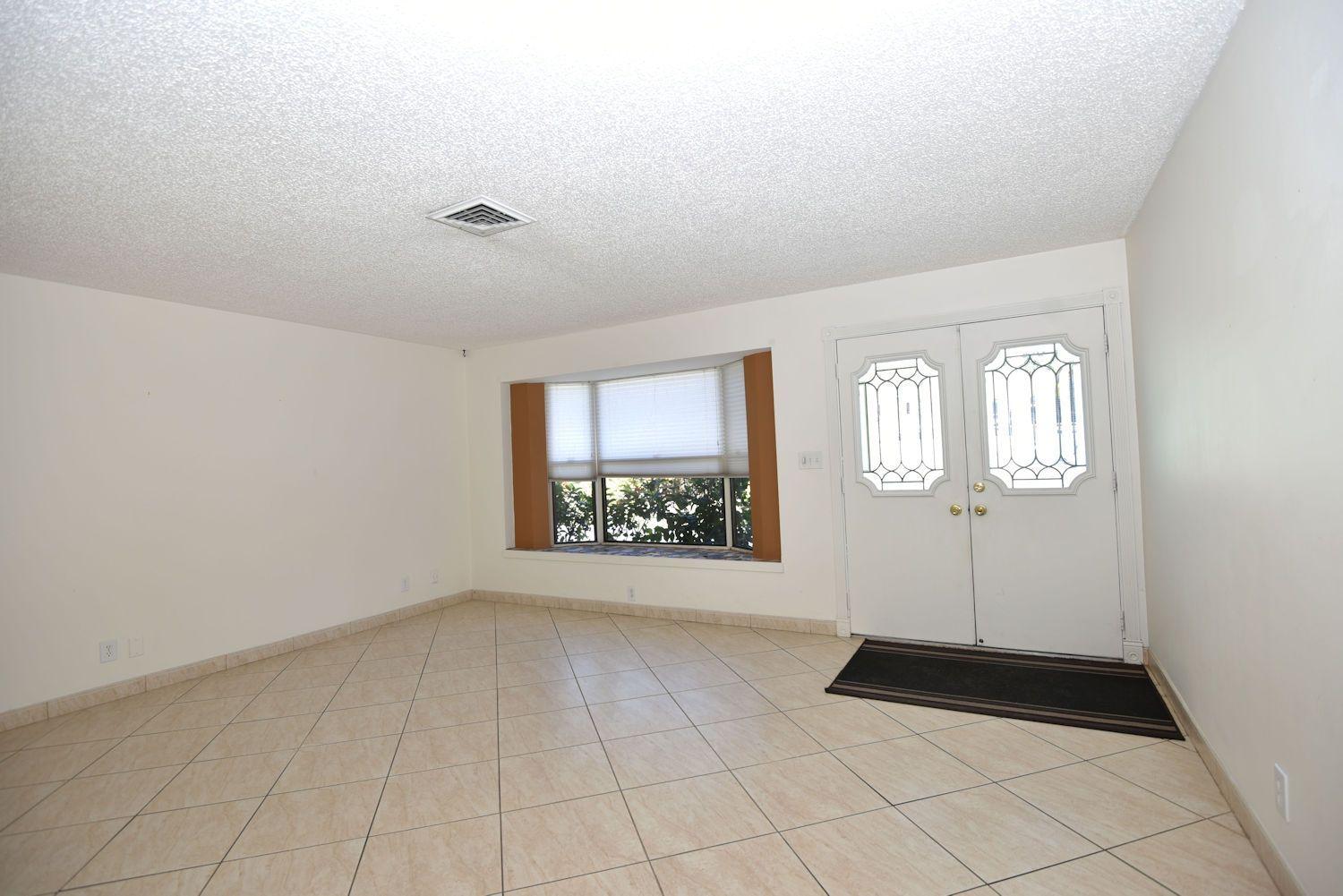 2462 Flamingo Road Palm Beach Gardens, FL 33410 - Photo 9 of 39 Living Rm