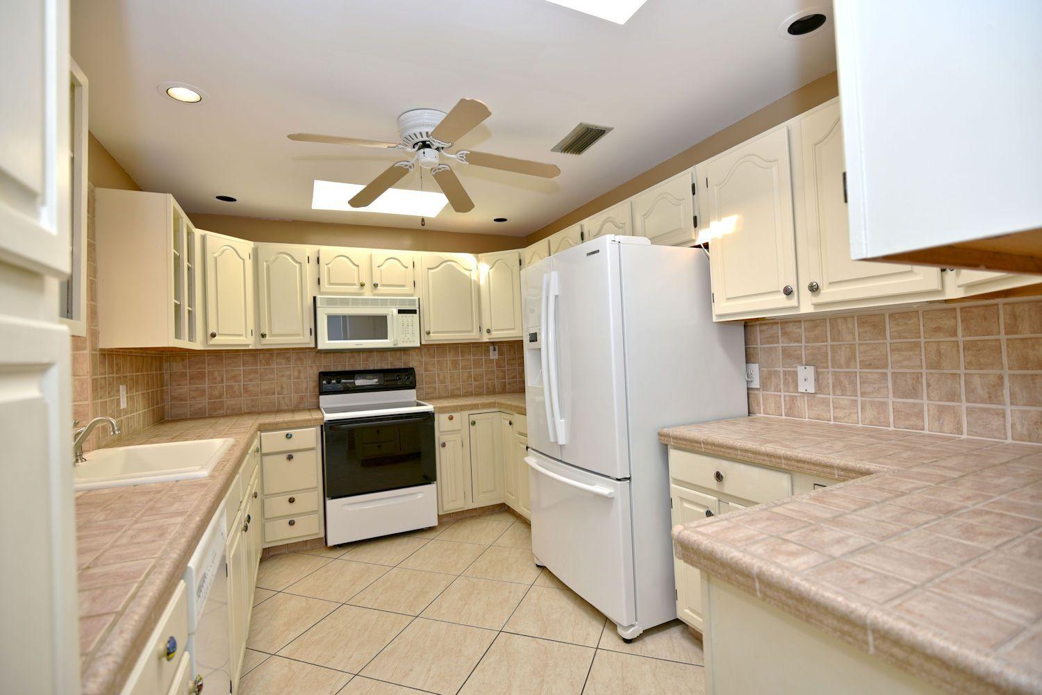 2462 Flamingo Road Palm Beach Gardens, FL 33410 - Photo 10 of 39 Kitchen