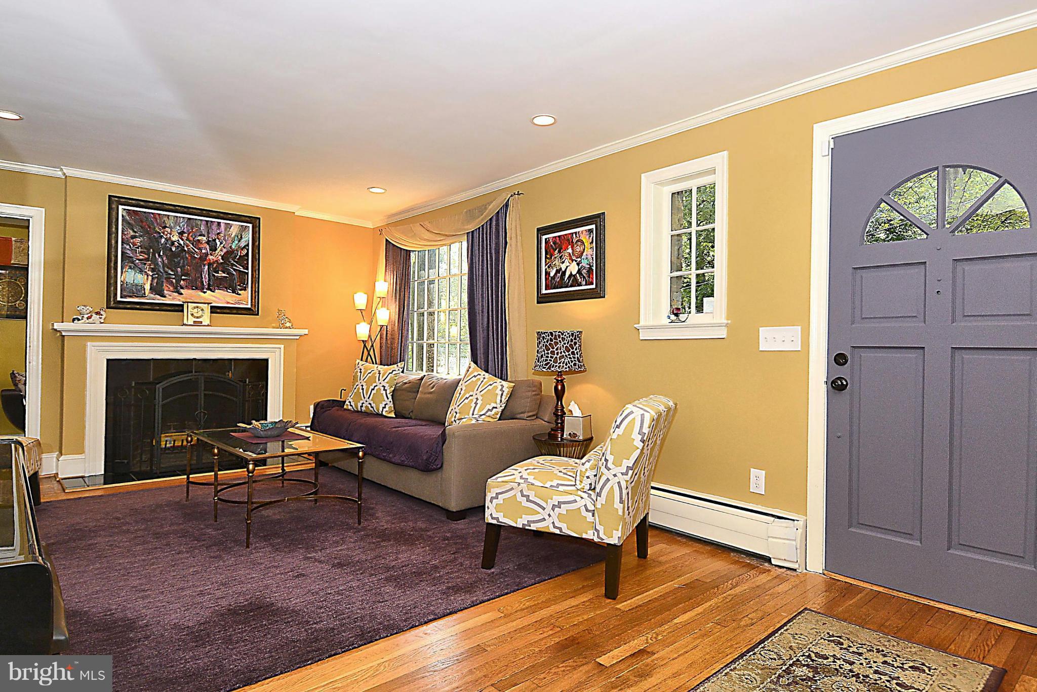 102 Sunnyside Road Silver Spring, MD 20910 - Photo 3 of 30 Living Room