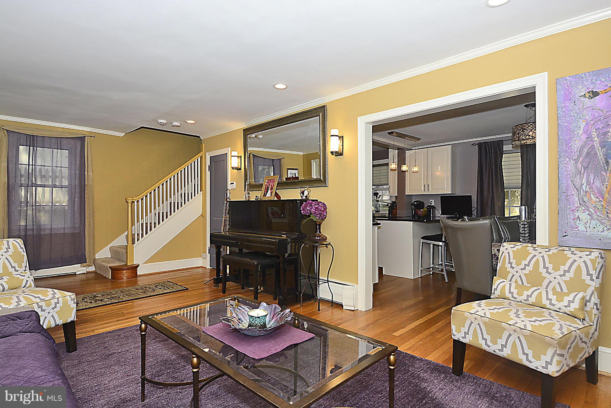 102 Sunnyside Road Silver Spring, MD 20910 - Photo 5 of 30 Living Room