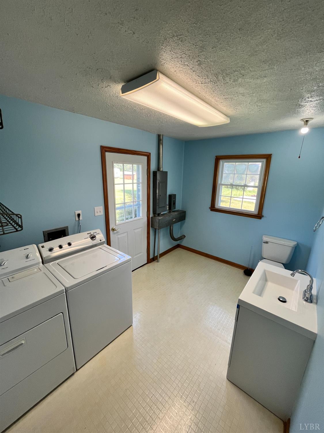 73 High View Place Lynchburg, VA 24502 - Photo 3 of 25 a utility room with dryer and washer