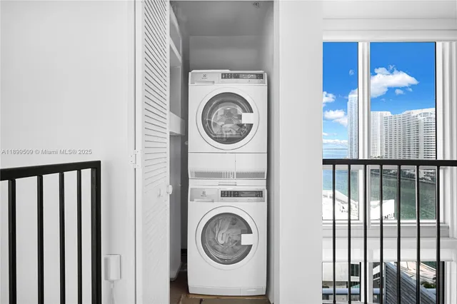 $4,800 | 300 South Biscayne Boulevard, Unit L1232, Miami, FL 33131