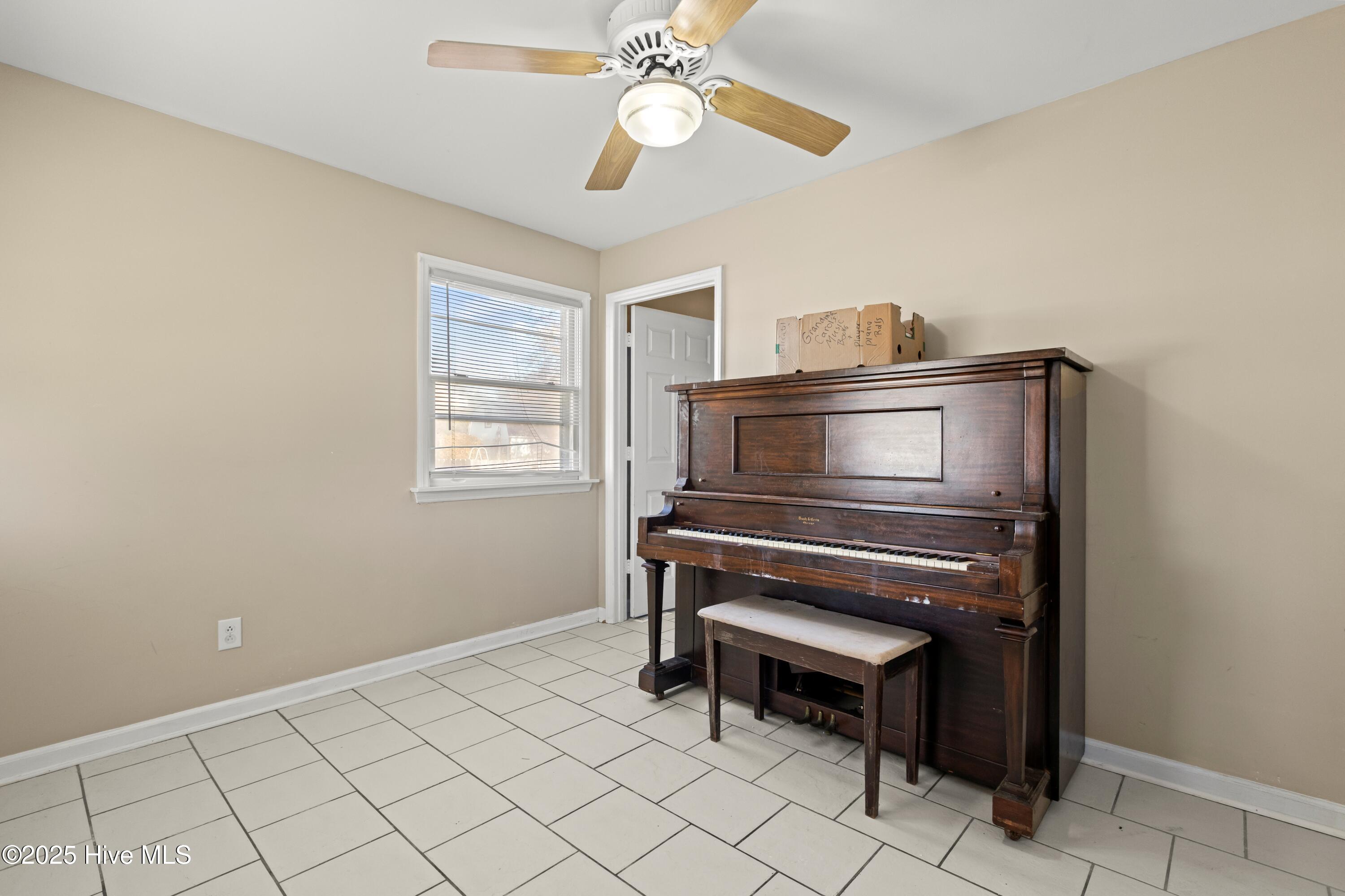 114 Cardinal Road Jacksonville, NC 28546 - Photo 3 of 25 Room as soon as you walk in