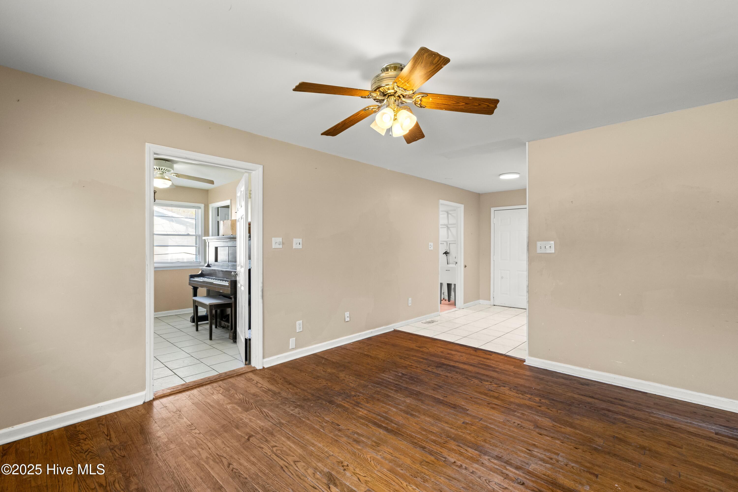 114 Cardinal Road Jacksonville, NC 28546 - Photo 6 of 25 Living Room