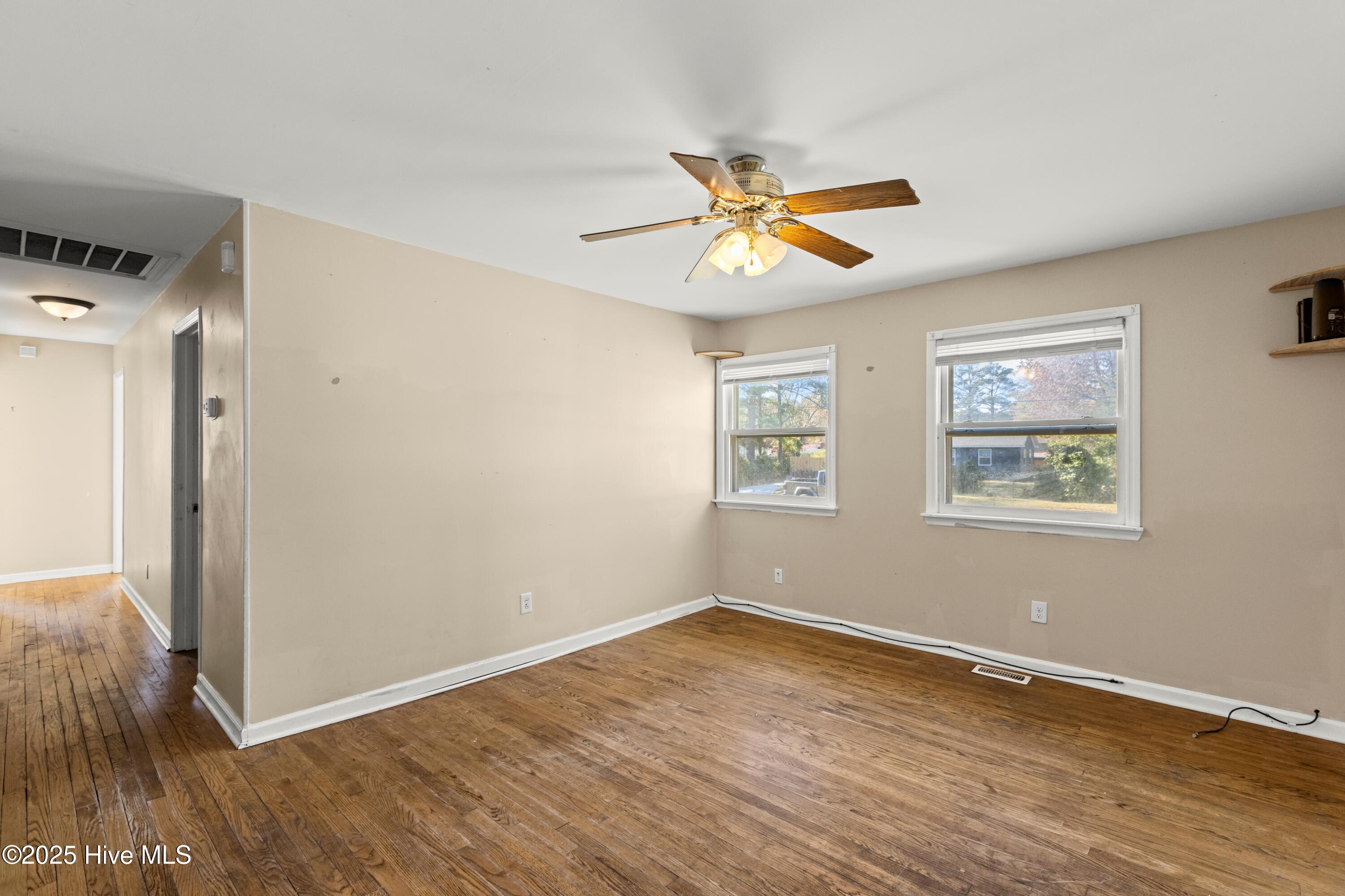 114 Cardinal Road Jacksonville, NC 28546 - Photo 7 of 25 Living Room