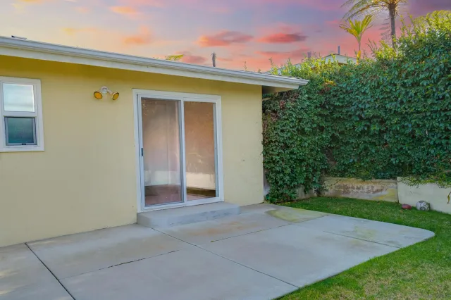 a view of a pathway besides a building