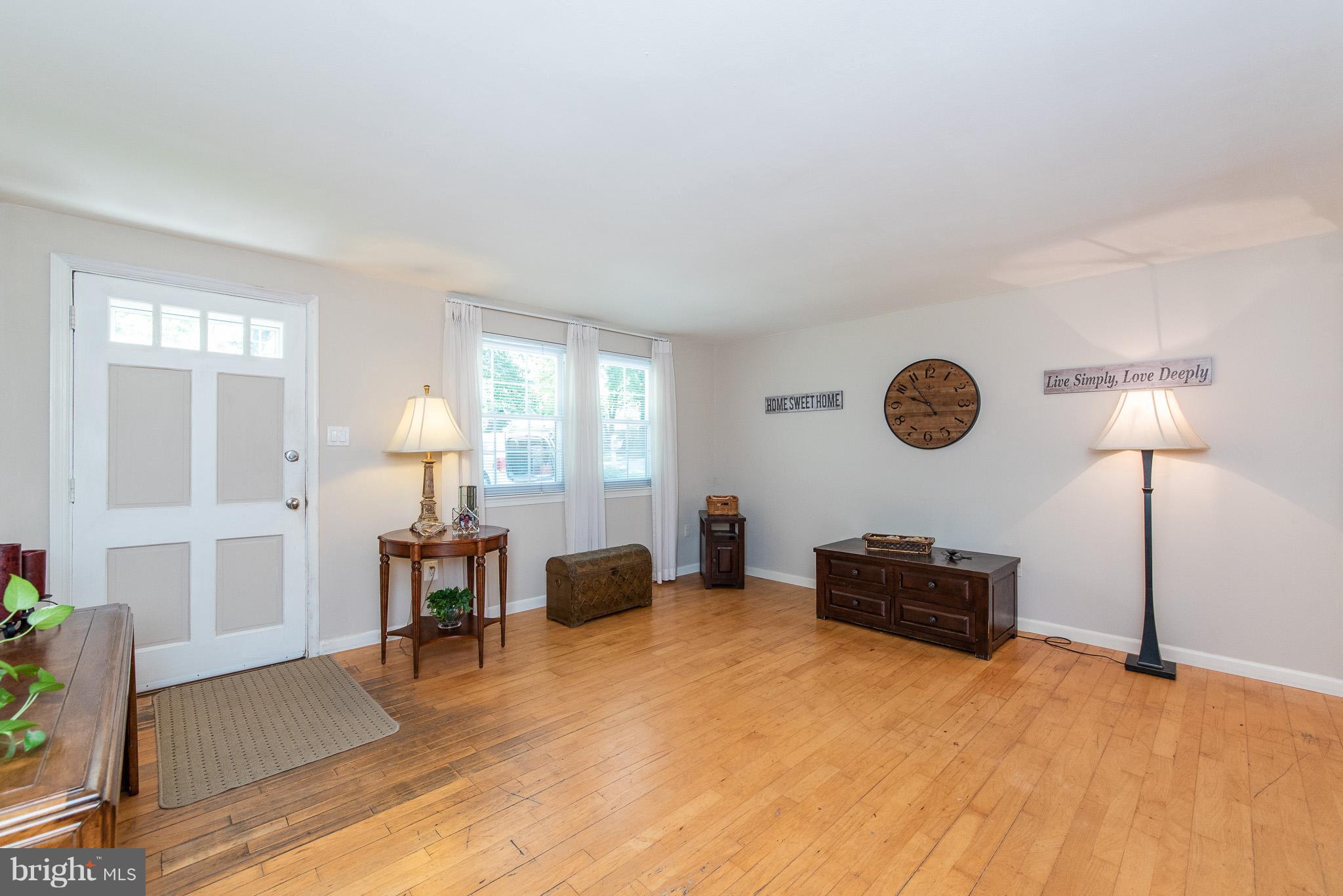 2112 Creek Road Baltimore, MD 21219 - Photo 2 of 30 Living Room