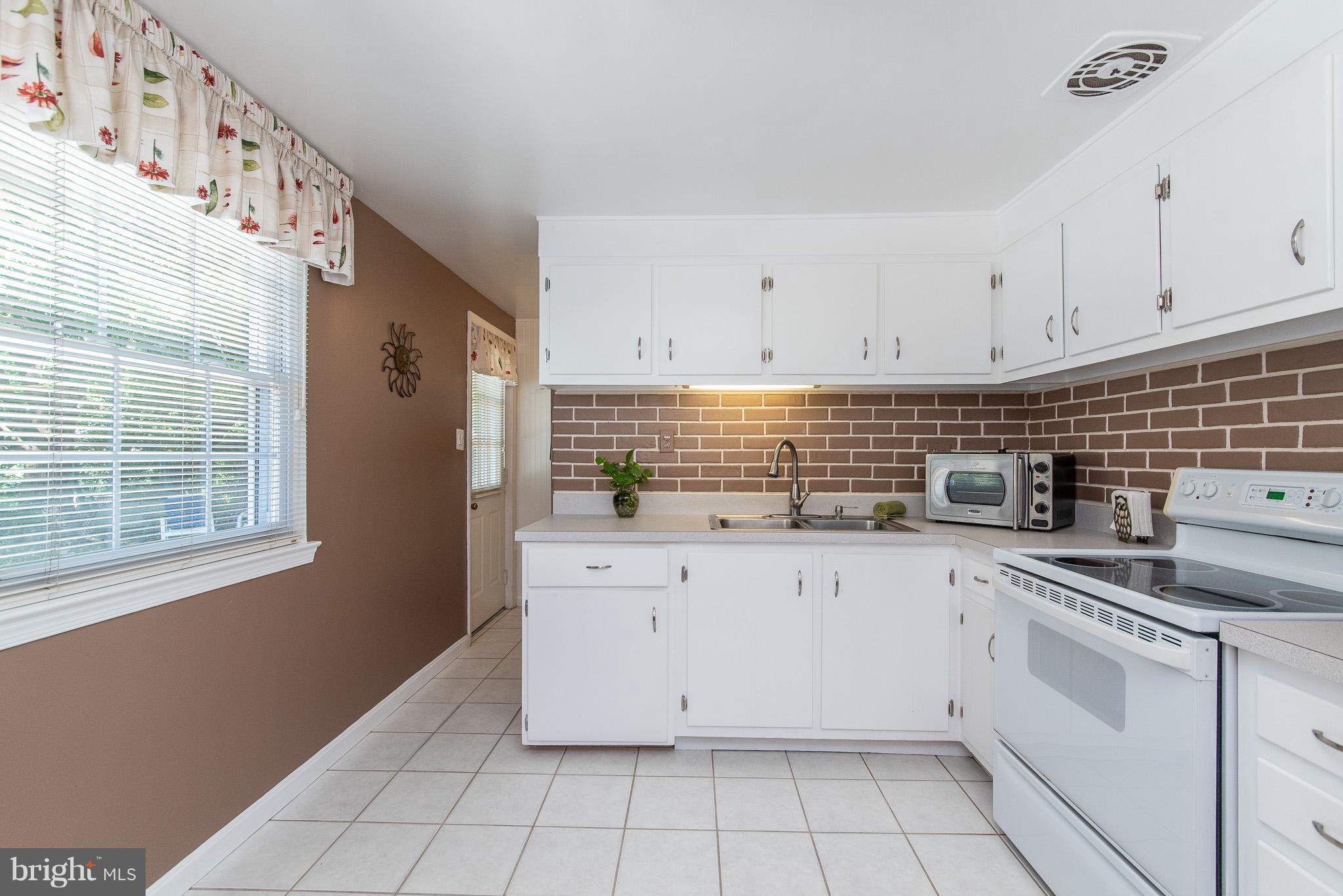 2112 Creek Road Baltimore, MD 21219 - Photo 10 of 30 Kitchen