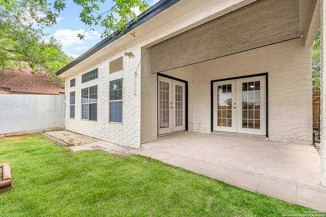 a view of an house with backyard