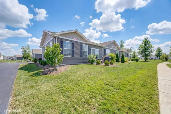 a view of house with garden