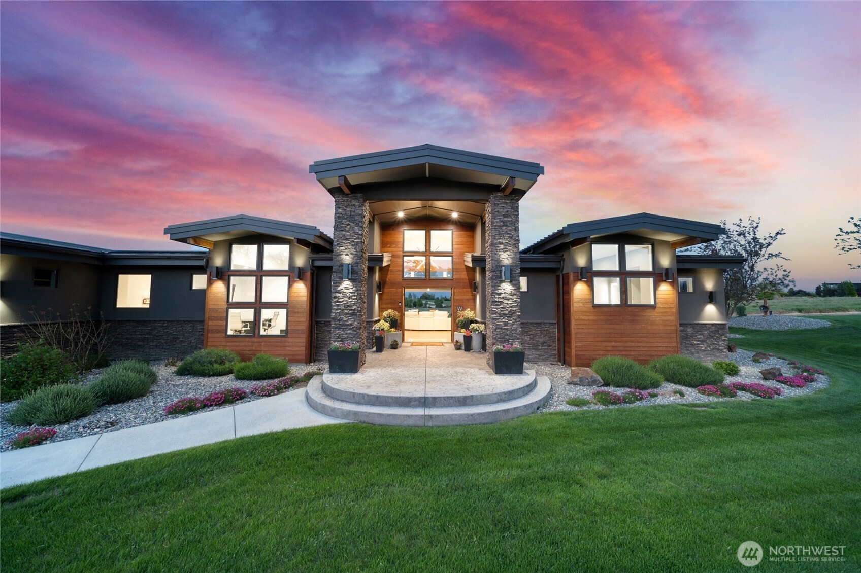 126 Red Hawk Road Walla Walla, WA 99362 - Photo 2 of 40 a front view of a house with garden
